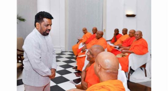 ජනපති මල්වතු - අස්ගිරි අනුනායක හිමිවරු බැහැදකී..